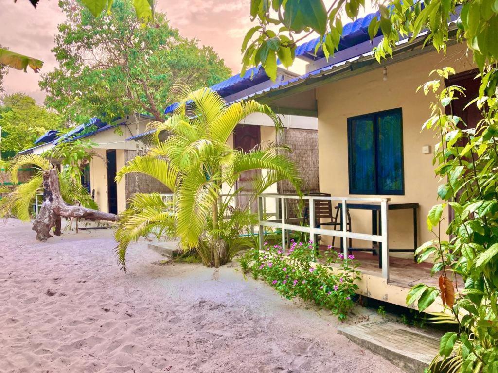 Lucky Sun Saracen Bay Hostel เกาะรงสำลน ภายนอก รูปภาพ