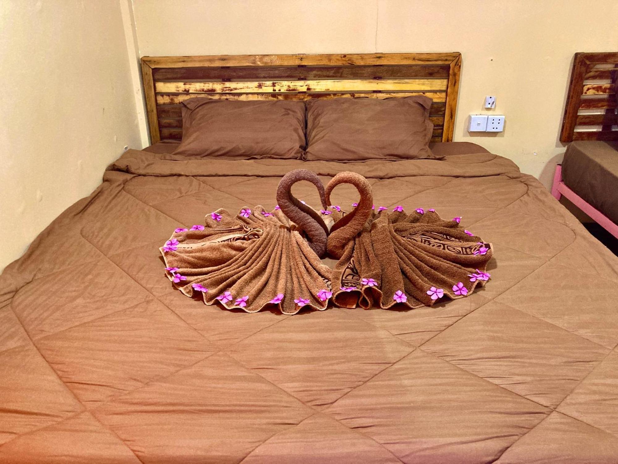 Lucky Sun Saracen Bay Hostel เกาะรงสำลน ห้อง รูปภาพ